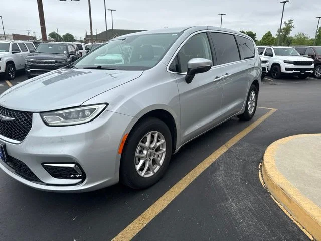 Used 2023 Silver Mist Clearcoat Chrysler Touring L image 4