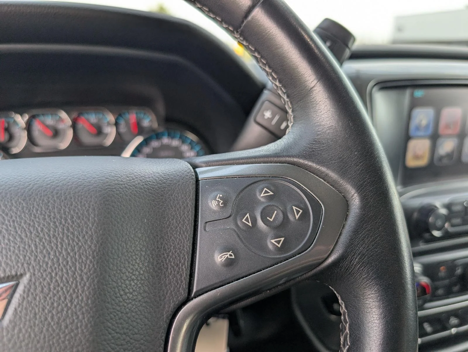 Used 2018 Deep Ocean Blue Metallic Chevrolet LT image 14