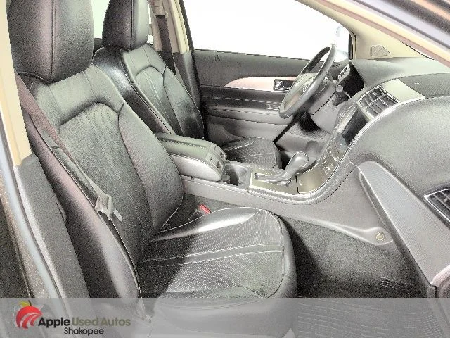 Used 2011  Lincoln Base image 44