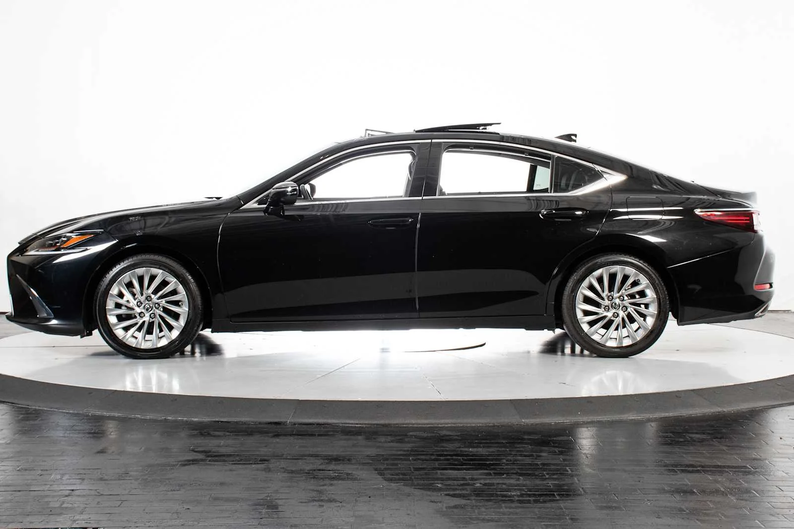 Used 2019 Obsidian Lexus Ultra Luxury image 2