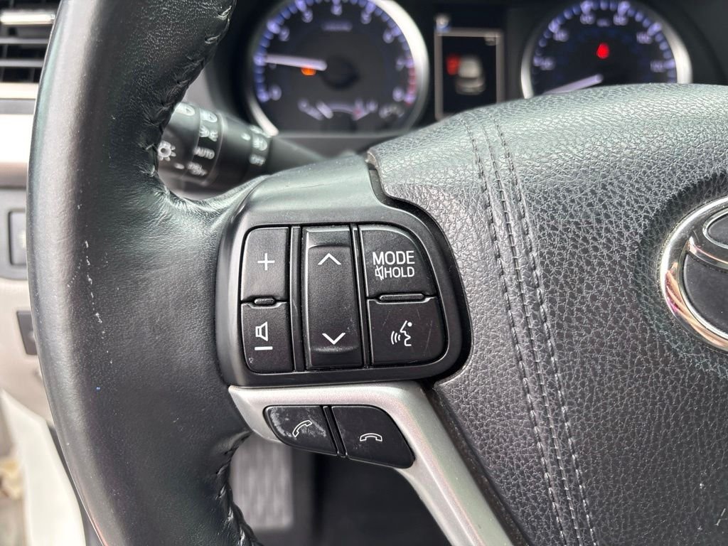 Used 2018 White Toyota LE image 26