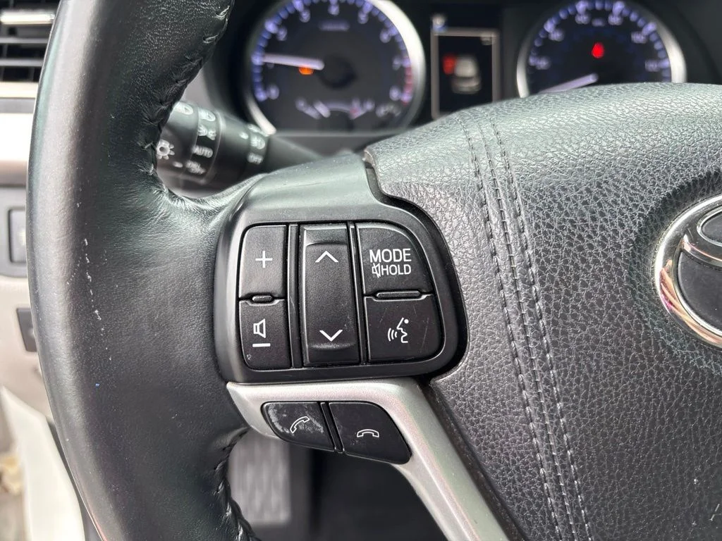 Used 2018 White Toyota LE image 26
