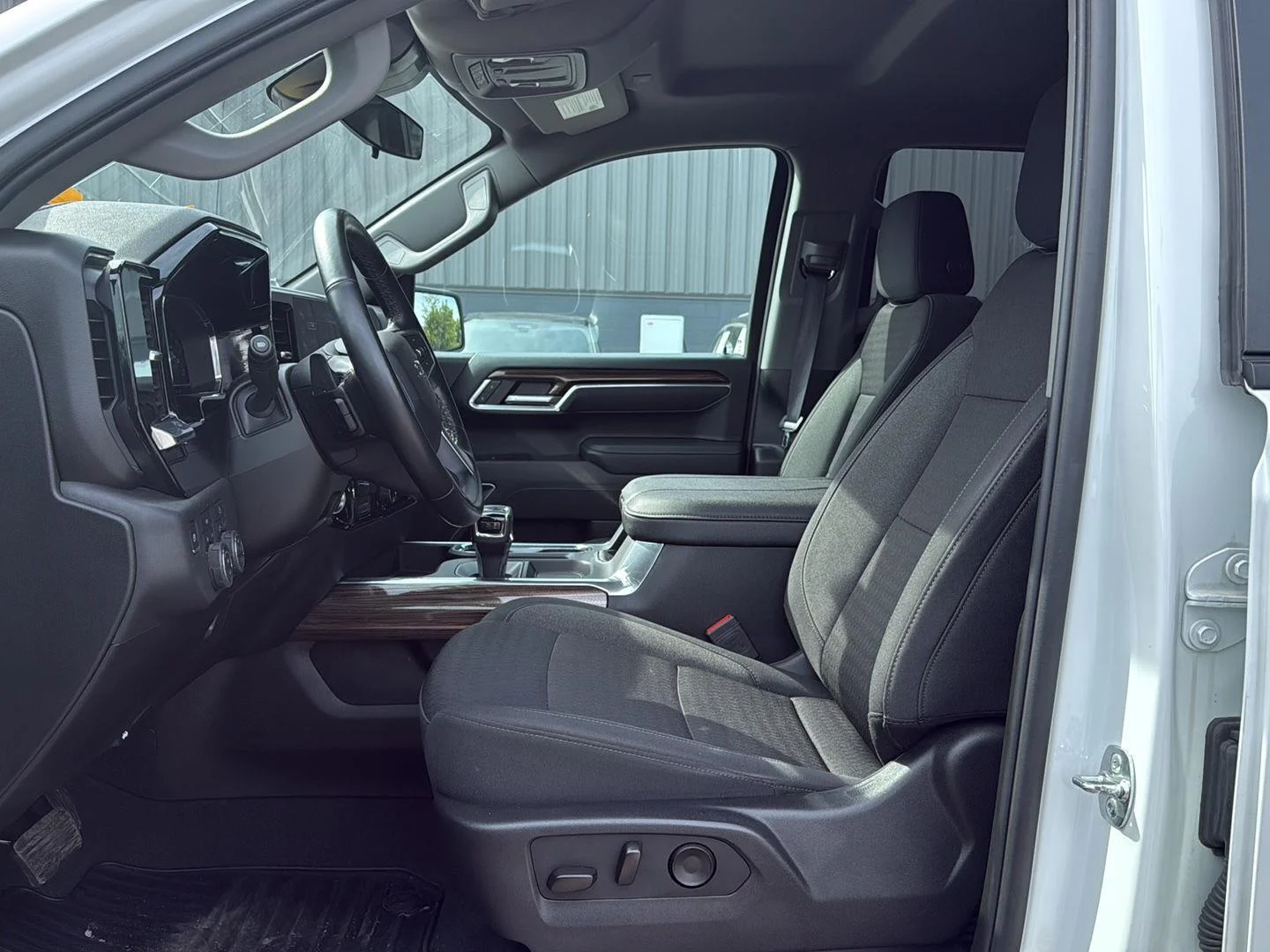 Used 2025 Summit White Chevrolet RST image 9