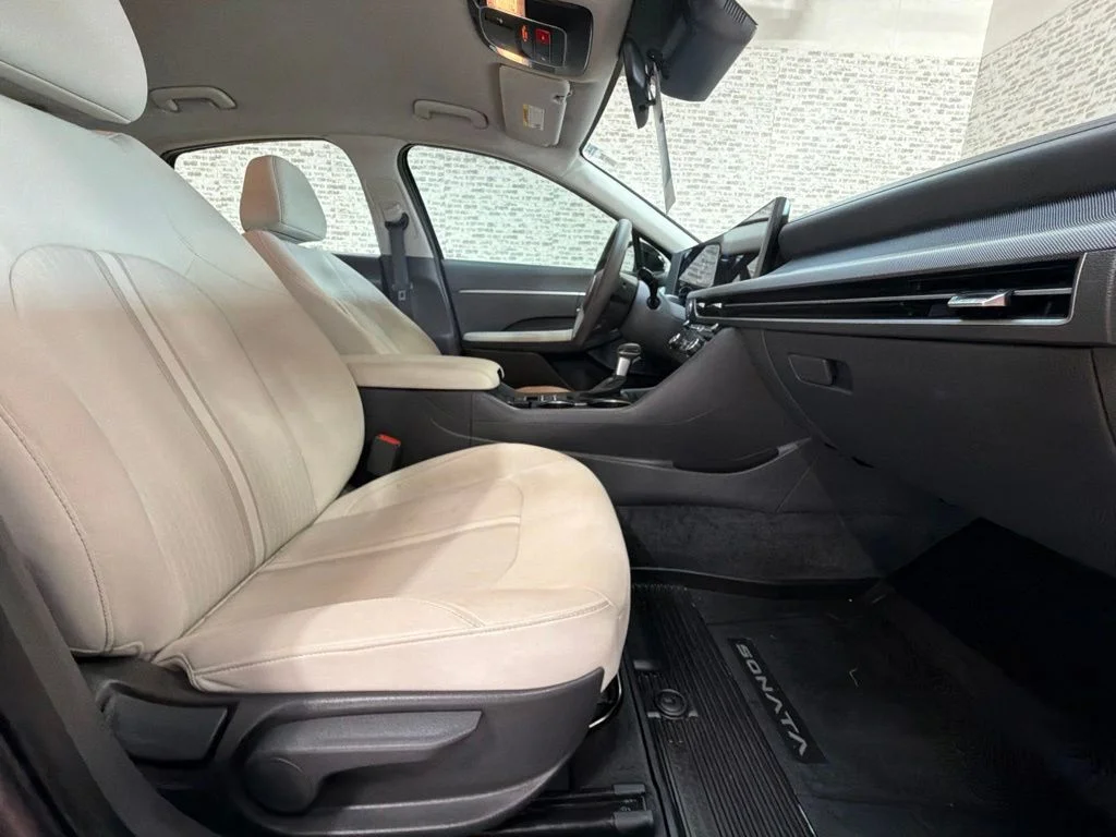 Used 2025 Abyss Black Hyundai SE image 11