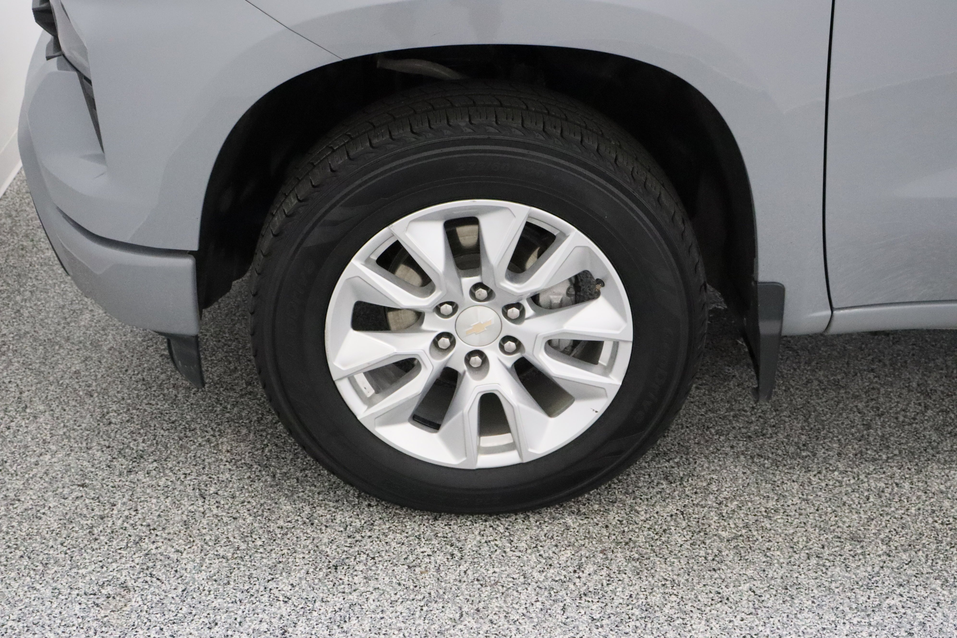Used 2024 Slate Gray Metallic Chevrolet Custom 2.7T image 11