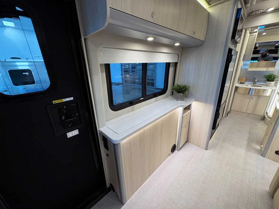 New 2025 Hightech Silver Premium Metallic AIRSTREAM  image 27