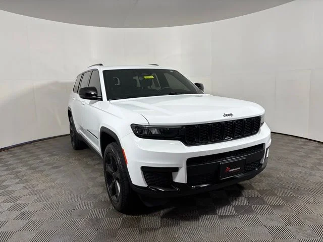 Used 2023 White Jeep Altitude image 1