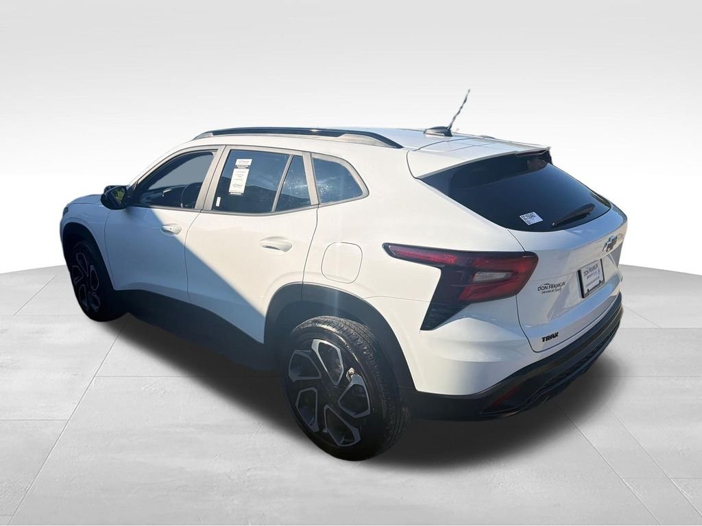 Used 2025 White Chevrolet 2RS image 3