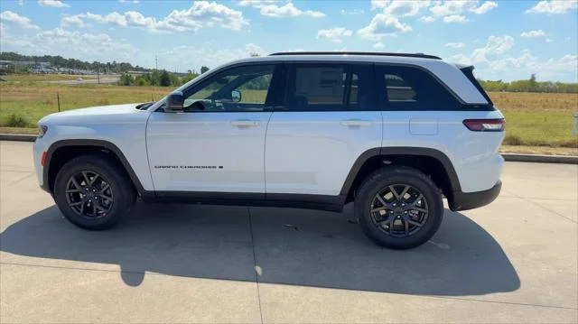 New 2027 Bright White Clear-Coat Paint Jeep Laredo Altitude image 6