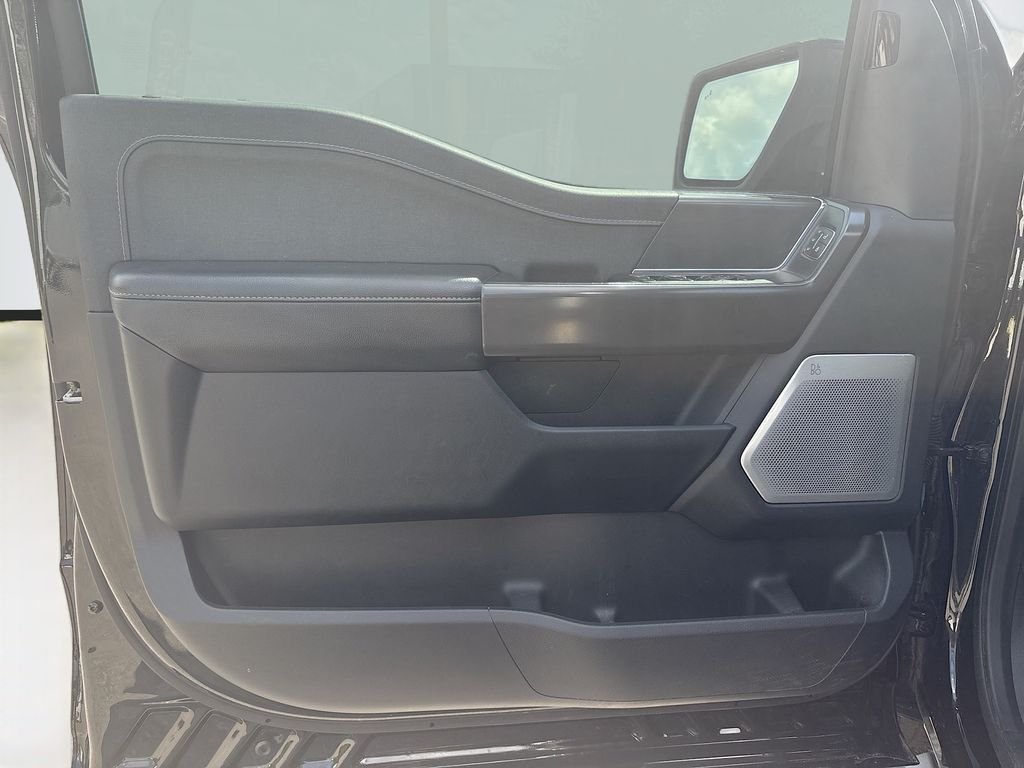 Used 2024  Ford Lariat image 37
