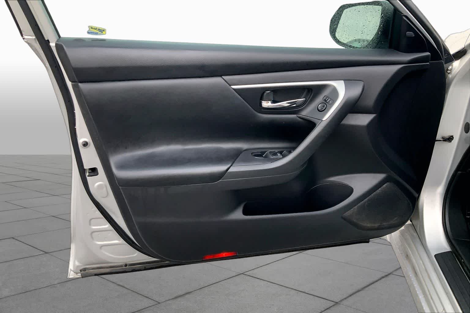 Used 2016 Brilliant Silver Nissan 2.5 SV image 22
