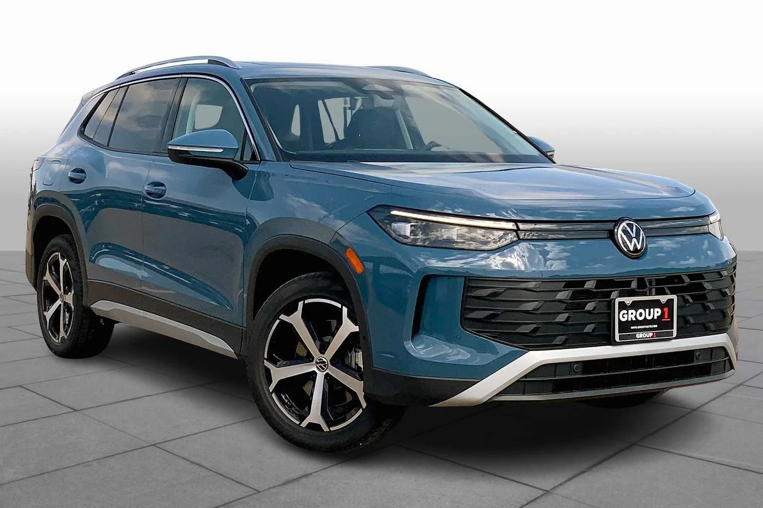 New 2025 Monterey Blue Pearl Volkswagen SE image 2