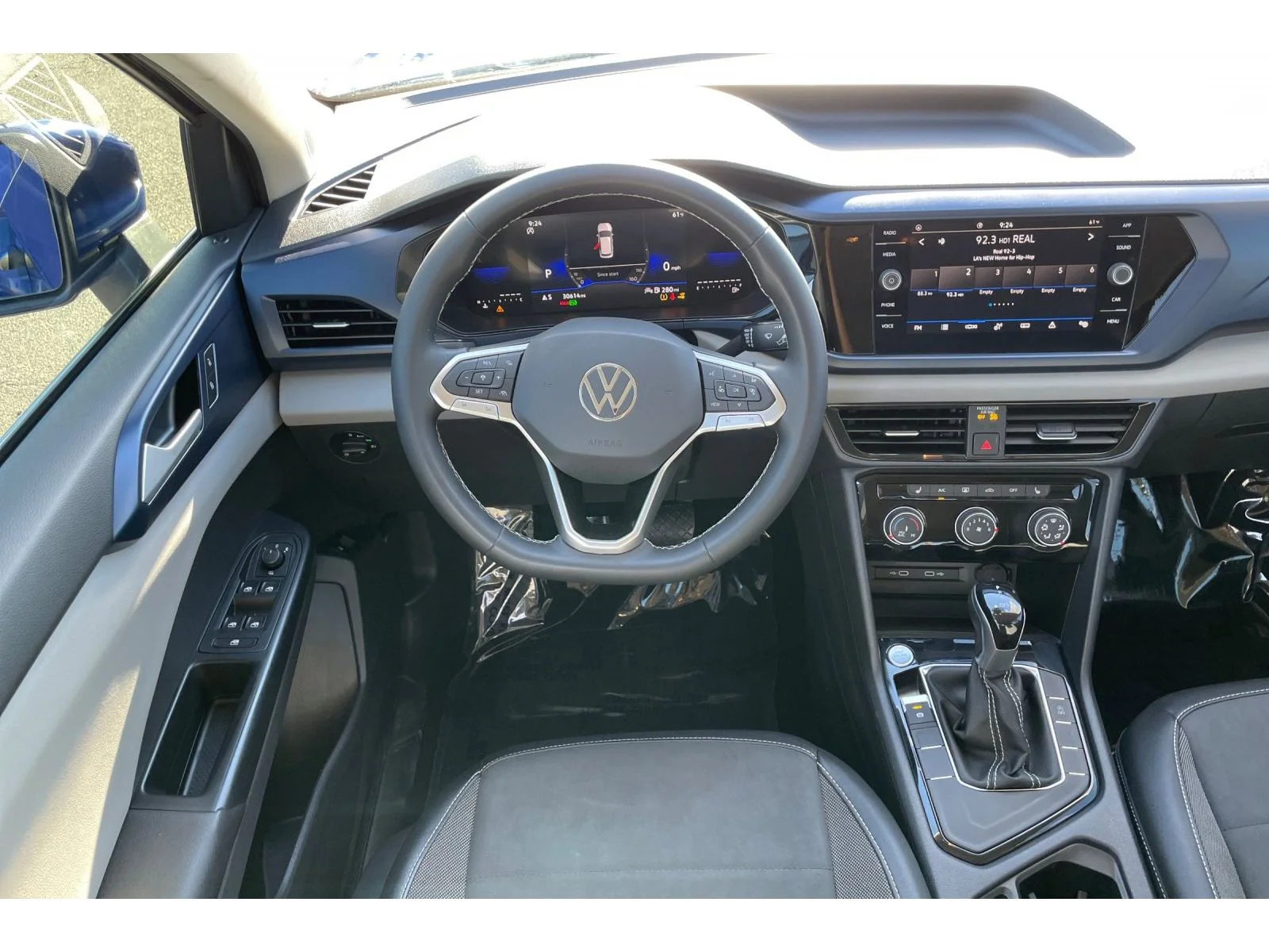 Used 2023 Dusk Blue Metallic Volkswagen SE image 15