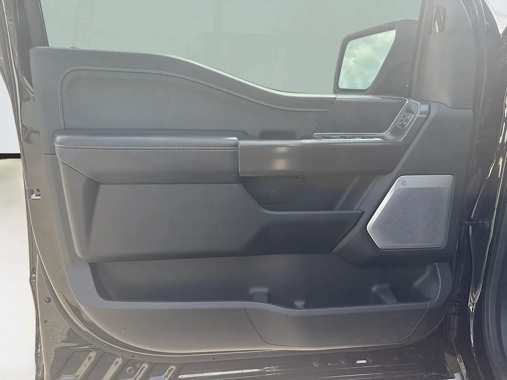 Used 2024  Ford Lariat image 37