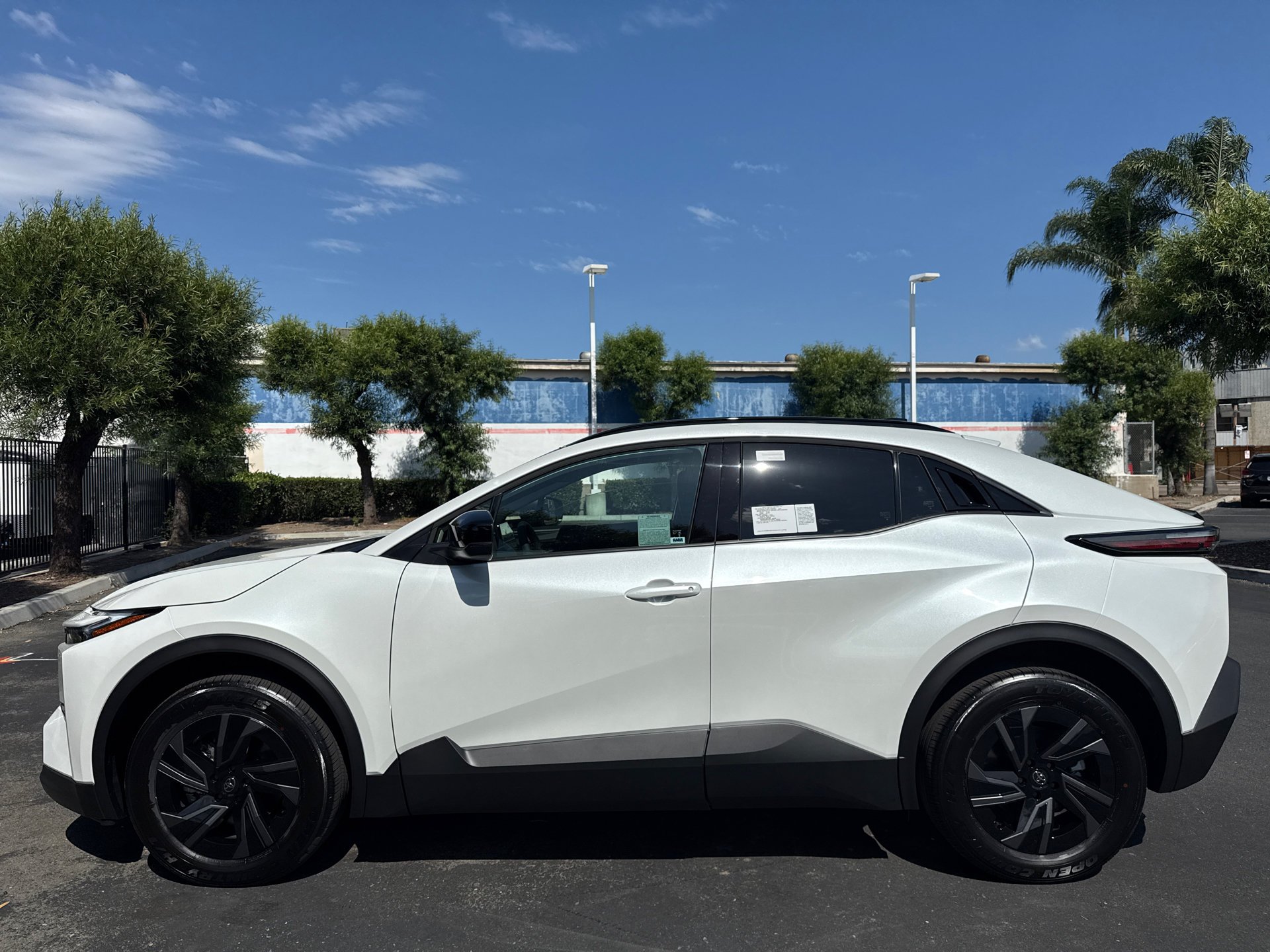 New 2026 Wind Chill Pearl <sup>1</sup> Toyota  SE image 4