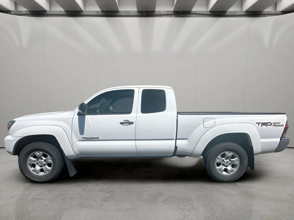 Used 2015 Super White Toyota Base V6 (A5) image 2