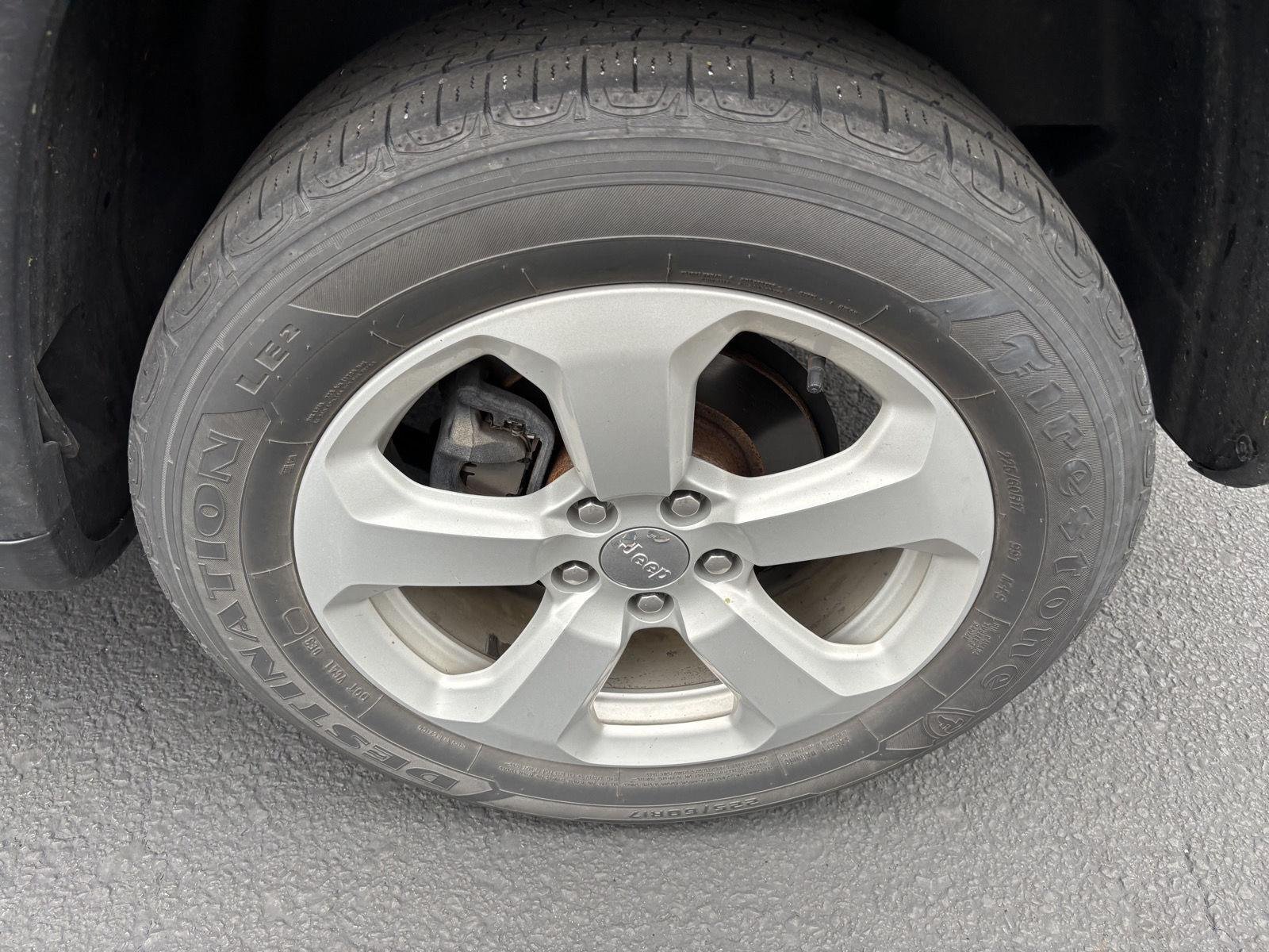 Used 2021 Diamond Black Crystal Pearlcoat Jeep Latitude image 3