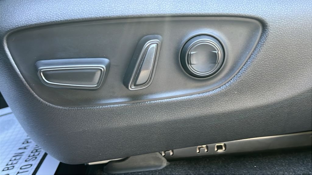 Used 2025  Toyota Base image 16