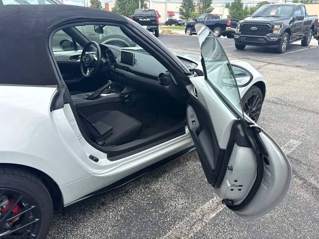 Used 2016 White Mazda Club image 14
