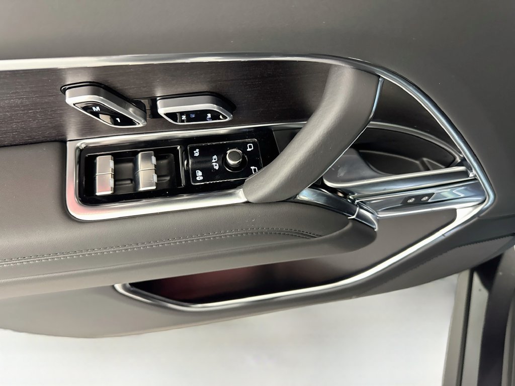 New 2027 Carpathian Grey Land Rover SE image 18