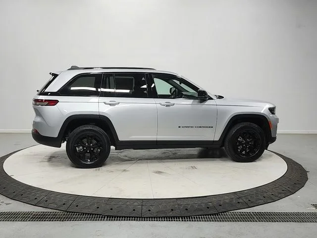 Used 2025 Silver Jeep Altitude image 8