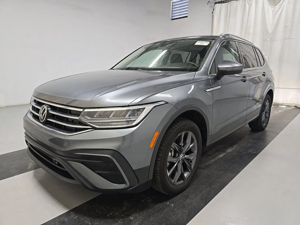 Used 2023 Platinum Gray Metallic Volkswagen 2.0T SE image 2