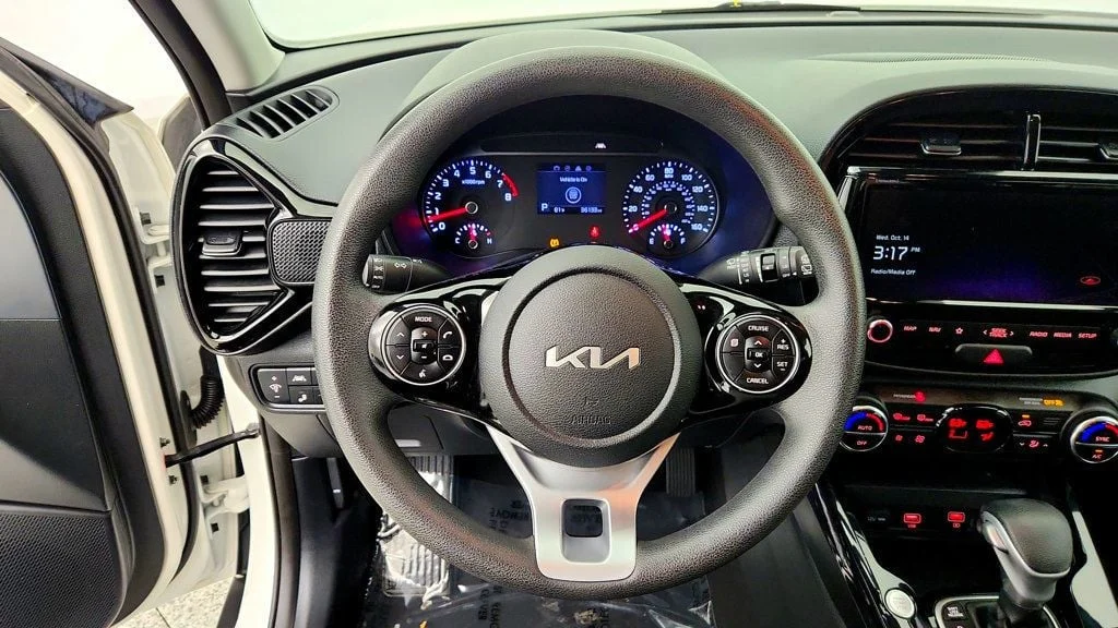Used 2022 Snow White Pearl Kia S IVT image 13