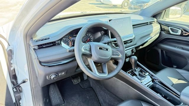 New 2026 Bright White Clearcoat Jeep Latitude image 11