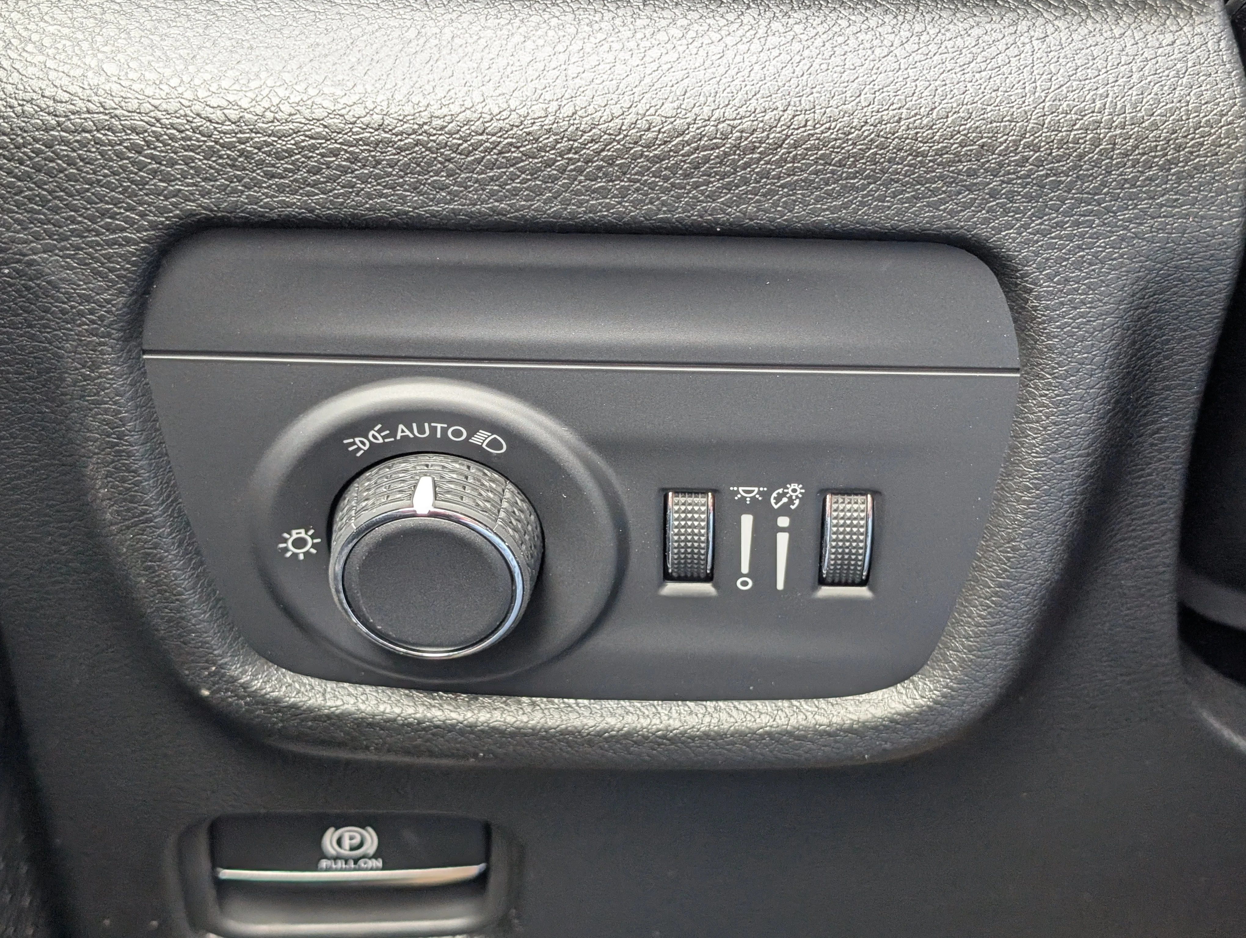 New 2025 Diamond Black Crystal Pearl Jeep Altitude image 29