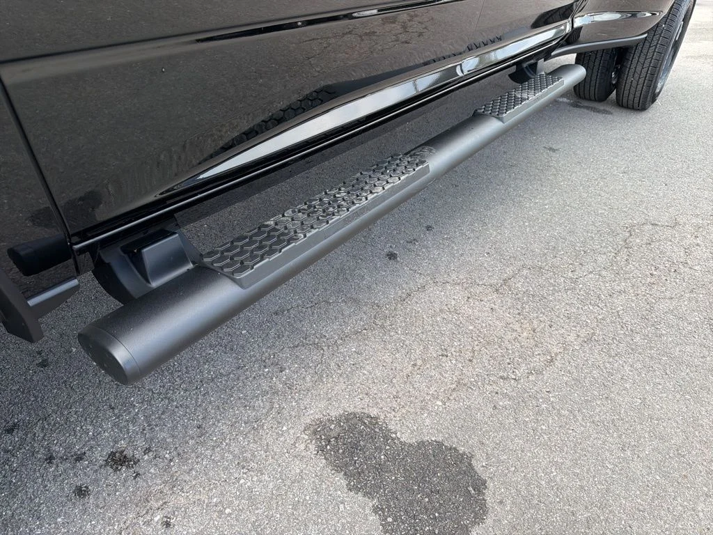 New 2026 Diamond Black Crystal Pearl-Coat Exterior Paint RAM Tradesman image 15