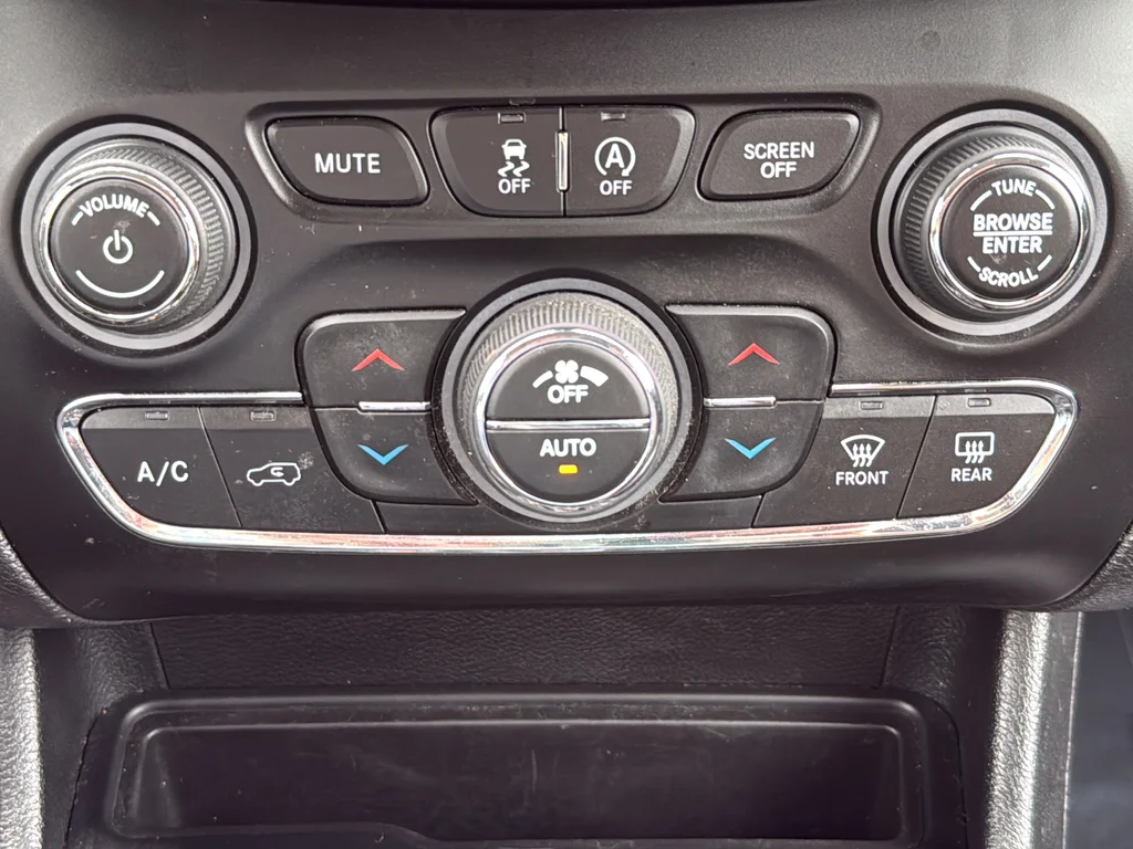 Used 2021 White Jeep Trailhawk image 18