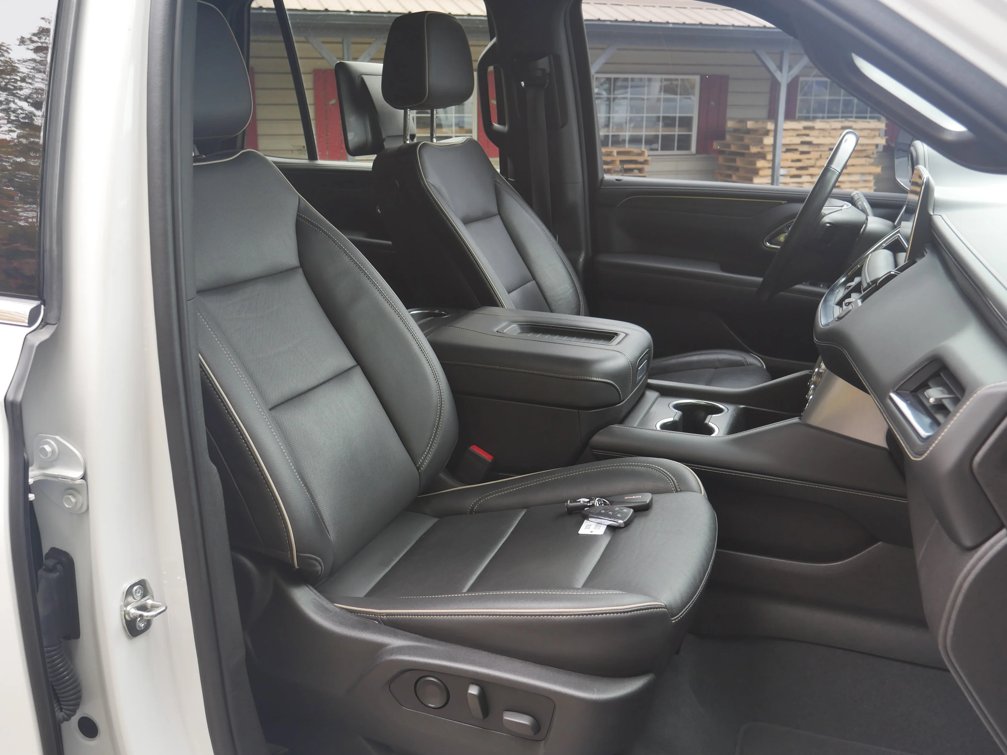 Used 2021 White Frost Tricoat GMC SLT image 32