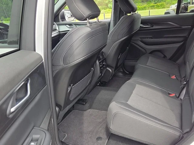 Used 2025 White Jeep Laredo image 7