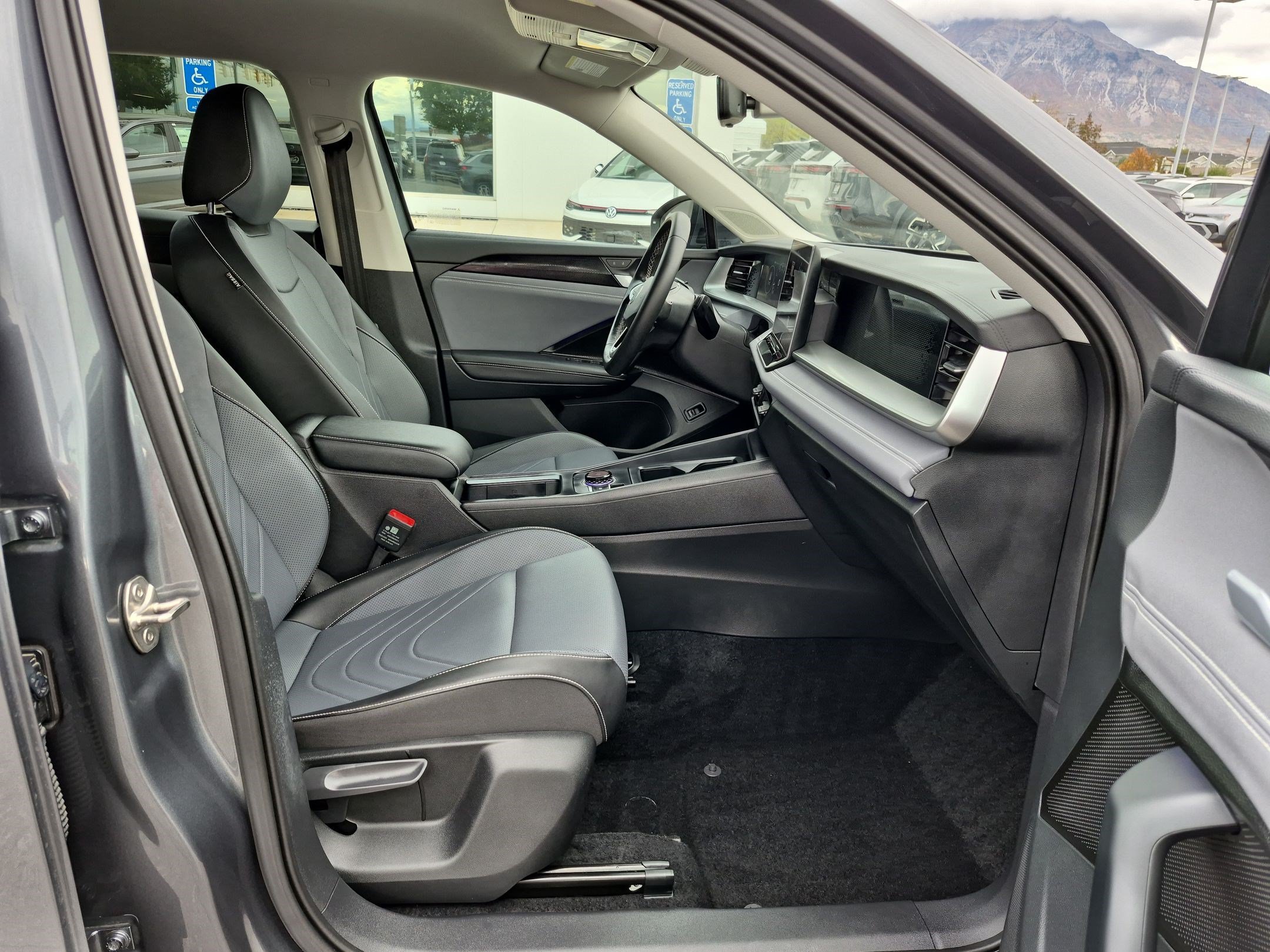 Used 2025 Platinum Gray Metallic Volkswagen SE image 31