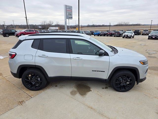 New 2026 Silver Zynith Metallic Clearcoat Jeep Latitude Altitude image 8