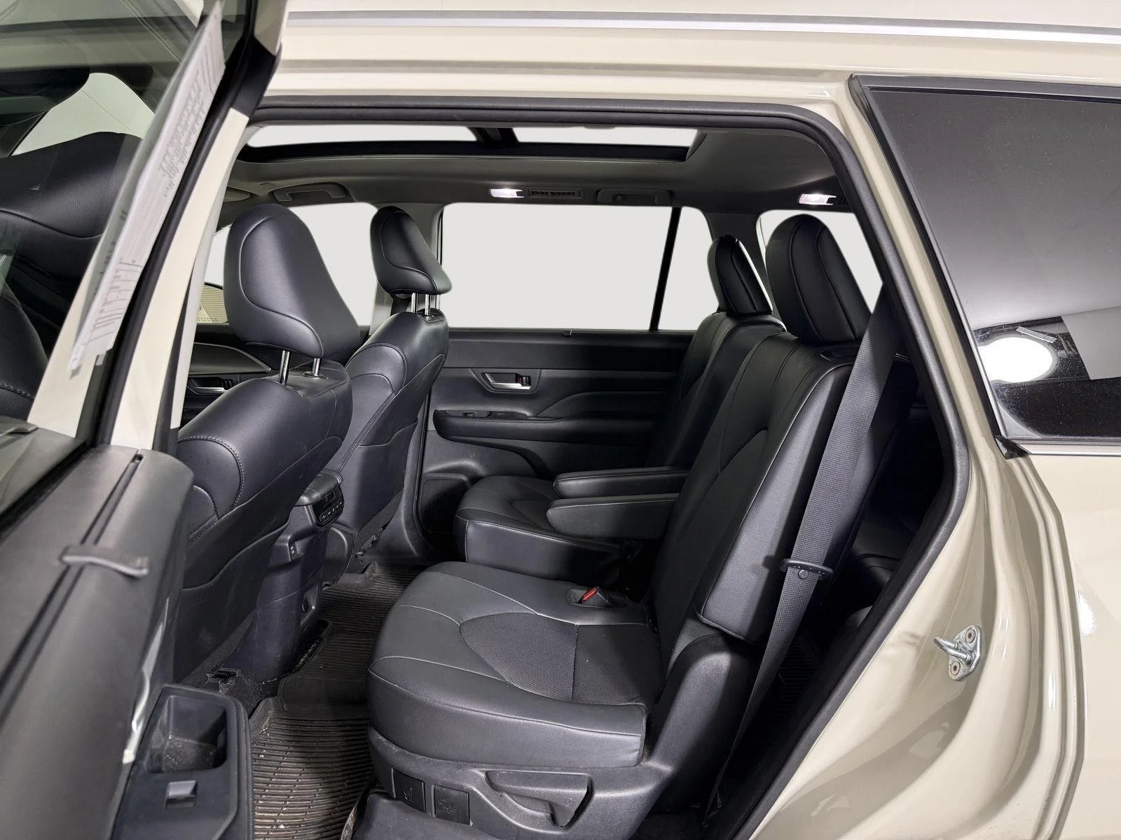 Used 2024 Coastal Cream Toyota XLE image 17