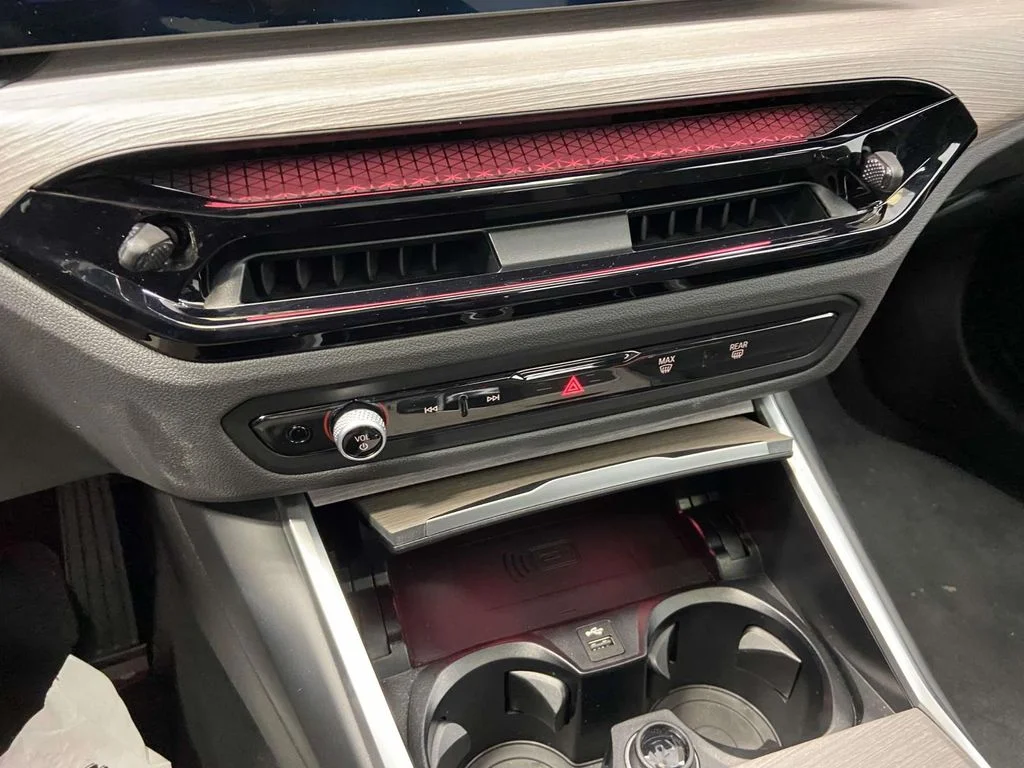 2025 BMW 3 Series 330i - Photo 24