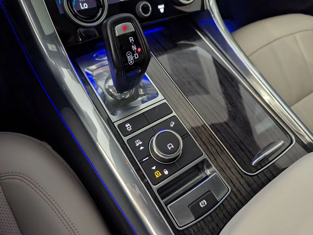 Used 2022 Black Land Rover HSE Silver Edition image 8