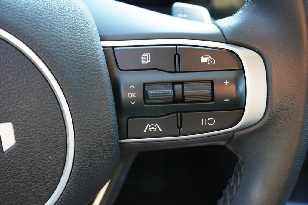 Used 2025 Snow White Pearl Kia EX image 31