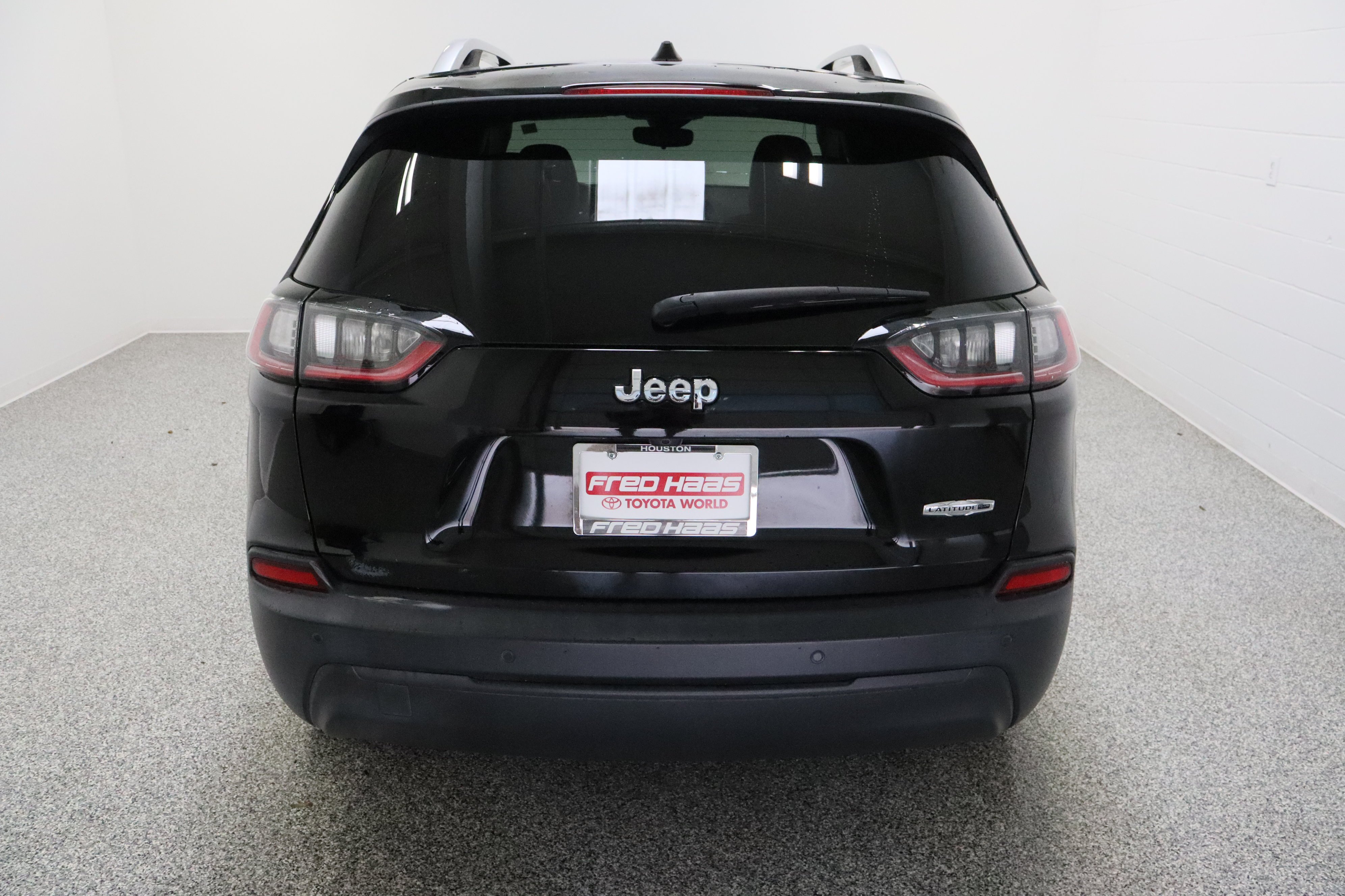 Used 2021 Diamond Black Crystal Pearlcoat Jeep Latitude Plus 2.4L image 8
