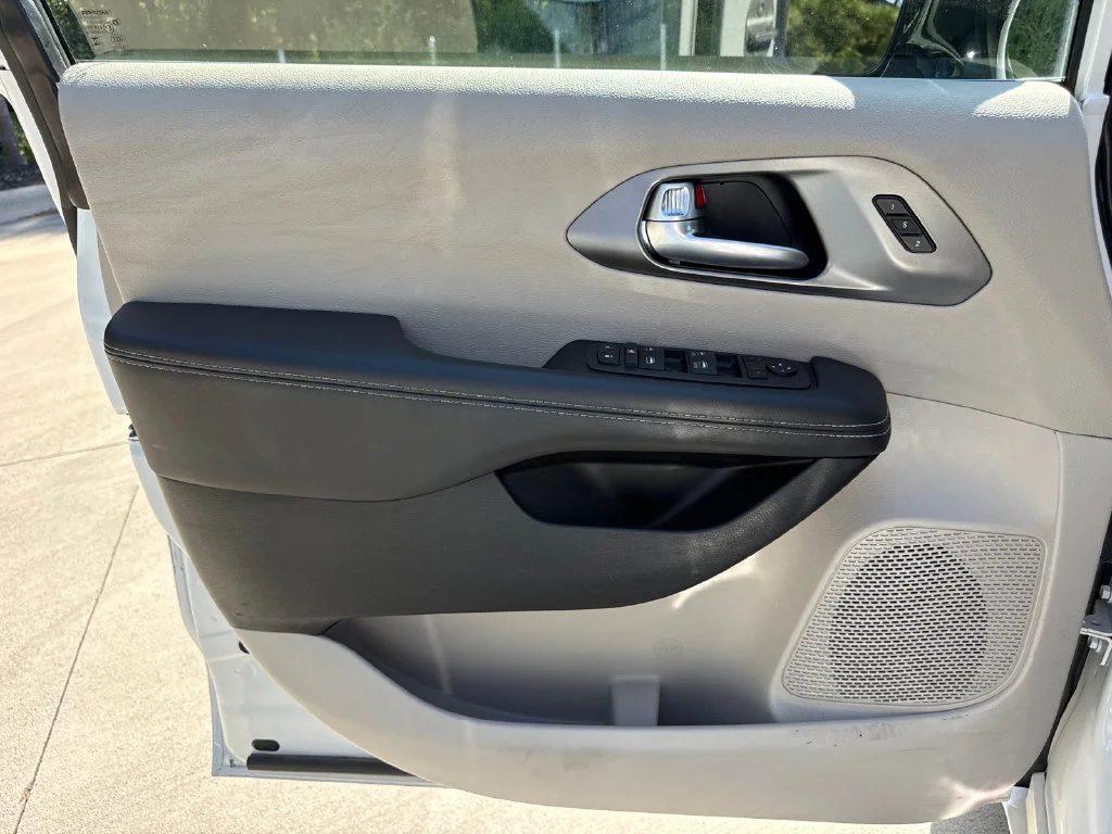 Used 2024 Bright White Clearcoat Chrysler Touring L image 13
