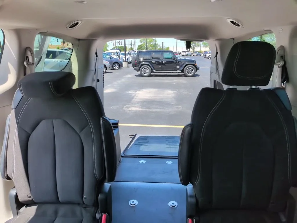 Used 2023 White Chrysler LX image 22
