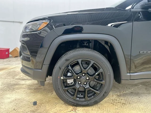 New 2026 Diamond Black Crystal Pearl-Coat Exterior Paint Jeep Latitude image 19