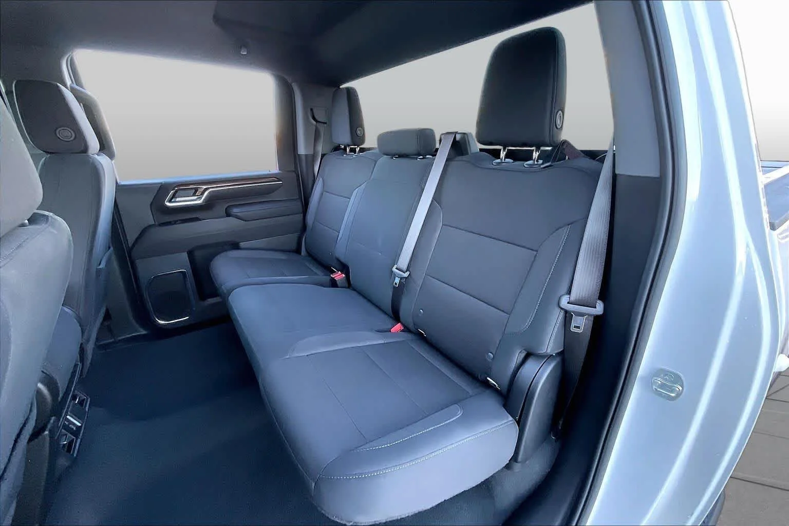 Used 2025 Summit White Chevrolet LT image 17