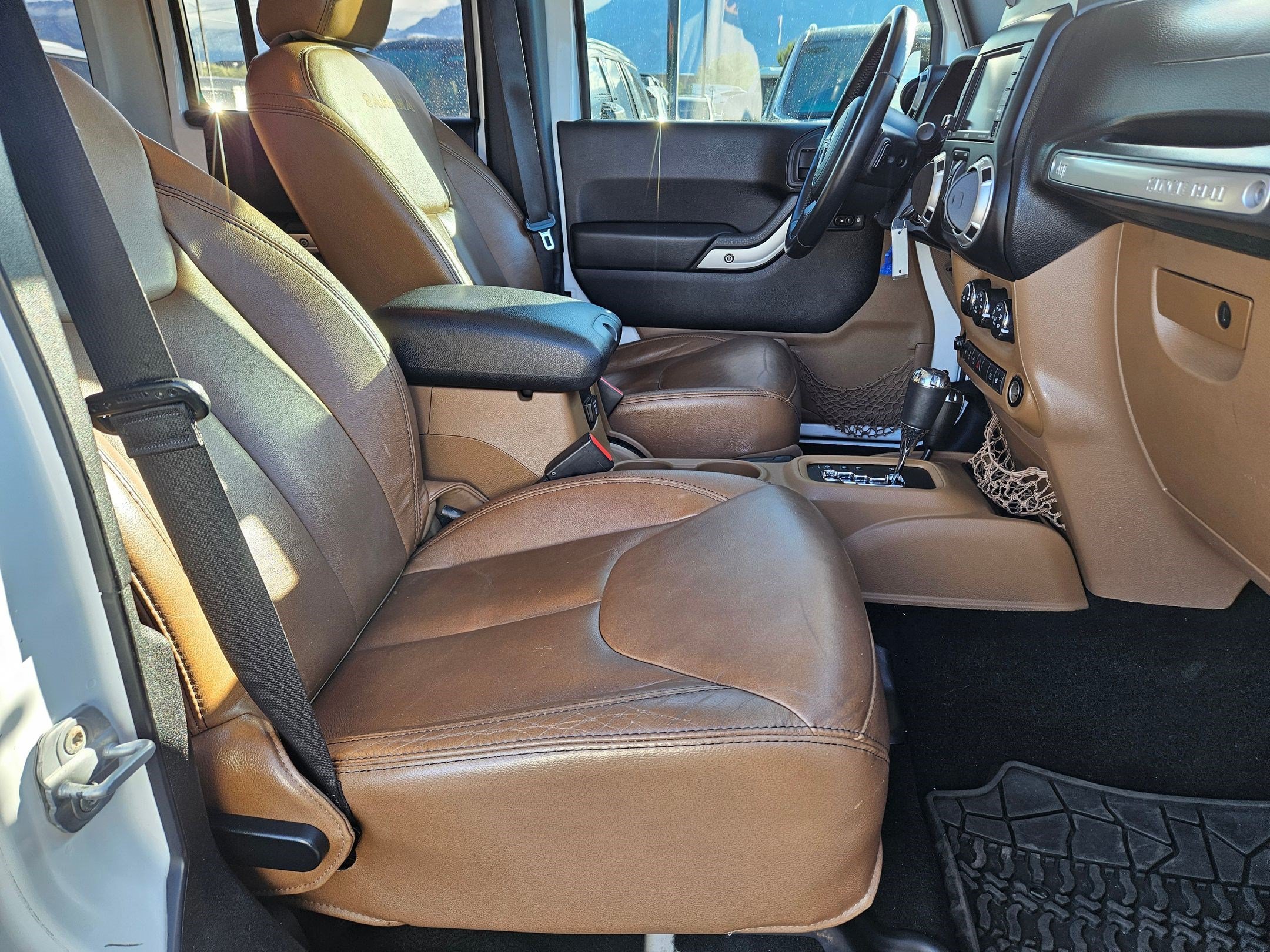 Used 2013 Bright White Clearcoat Jeep Sahara image 31