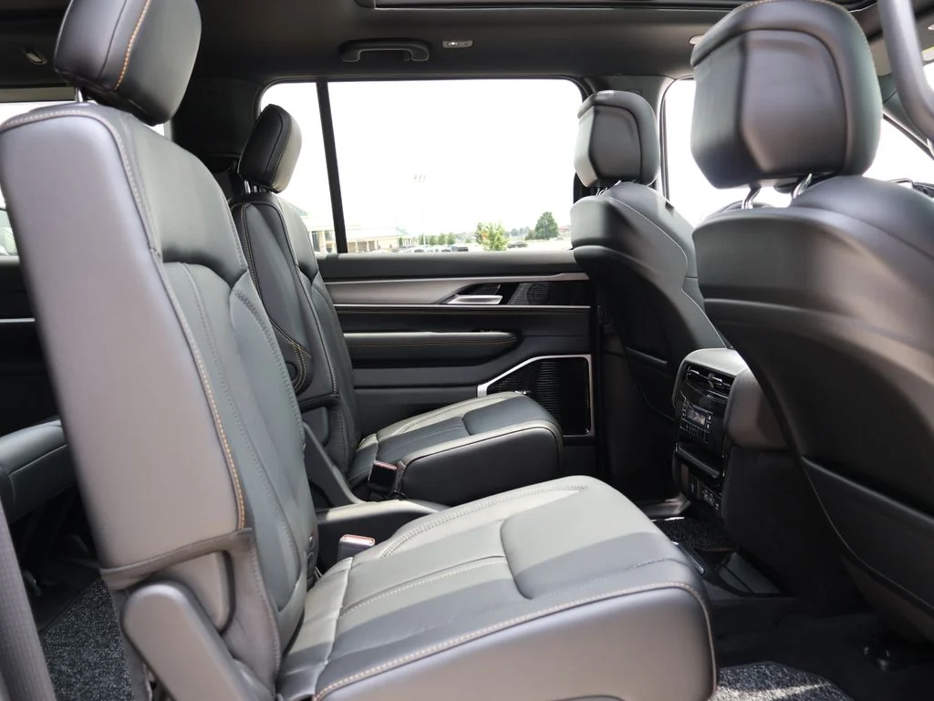 New 2026 Silver-Zynith Exterior Paint Jeep  image 12