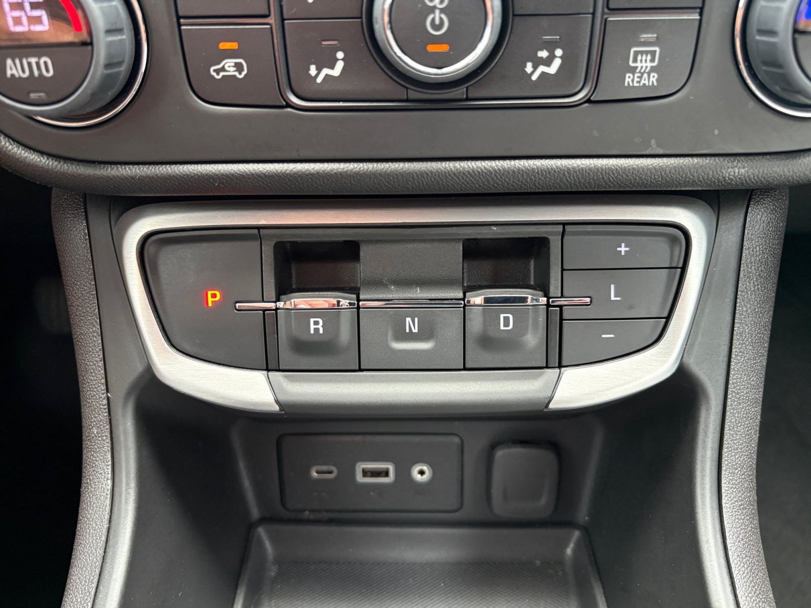 Used 2024 Sterling Metallic GMC SLE image 19