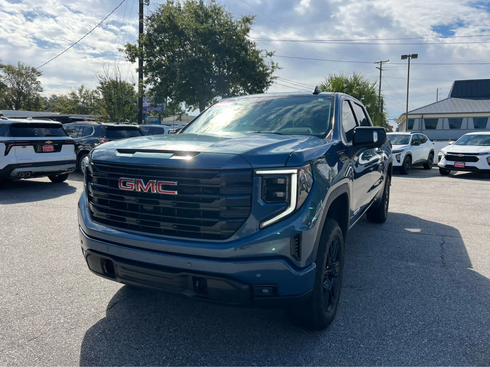 Used 2025 Downpour Metallic GMC Elevation image 5