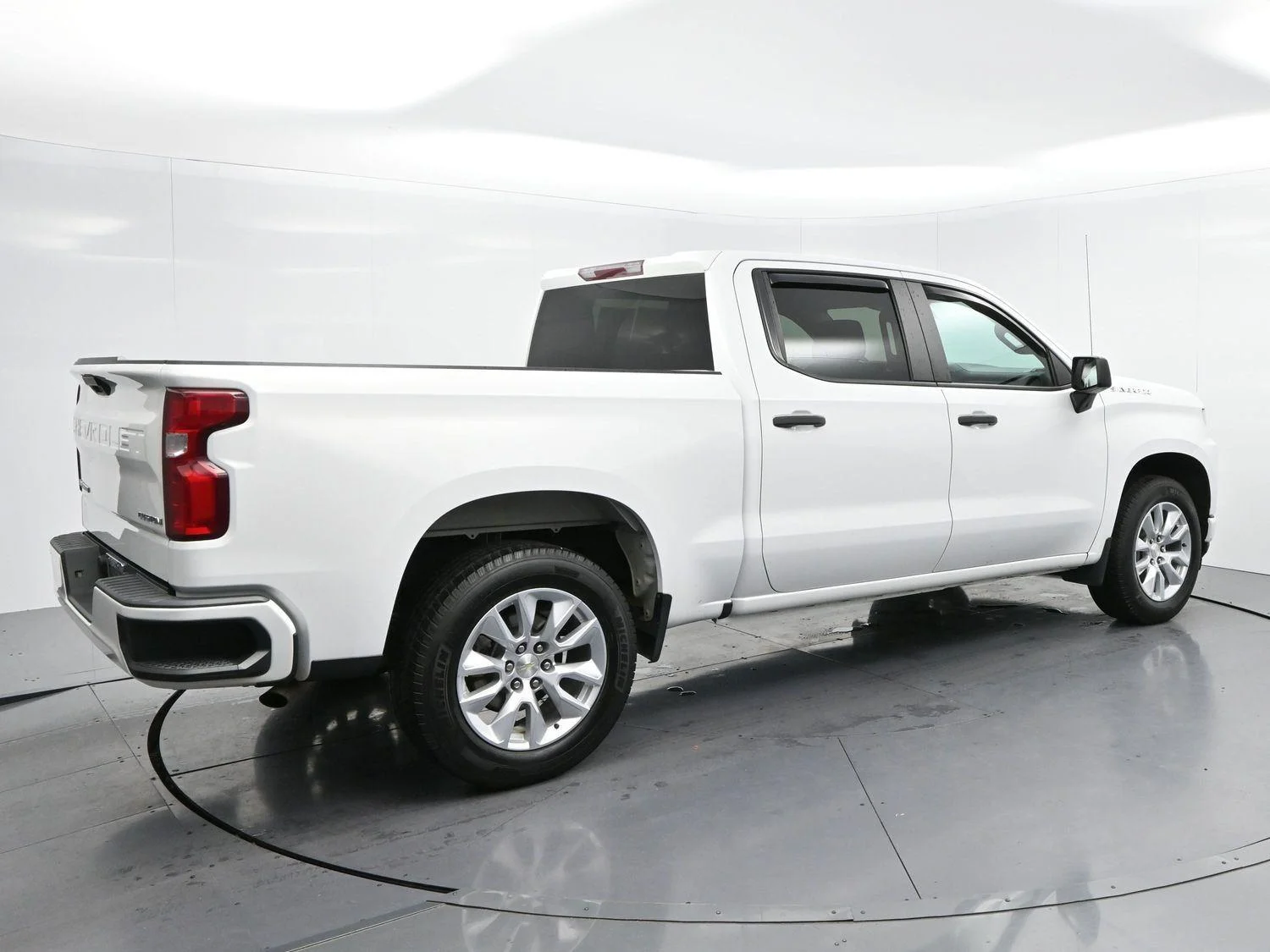 Used 2019 SUMMIT WHITE Chevrolet Custom image 7