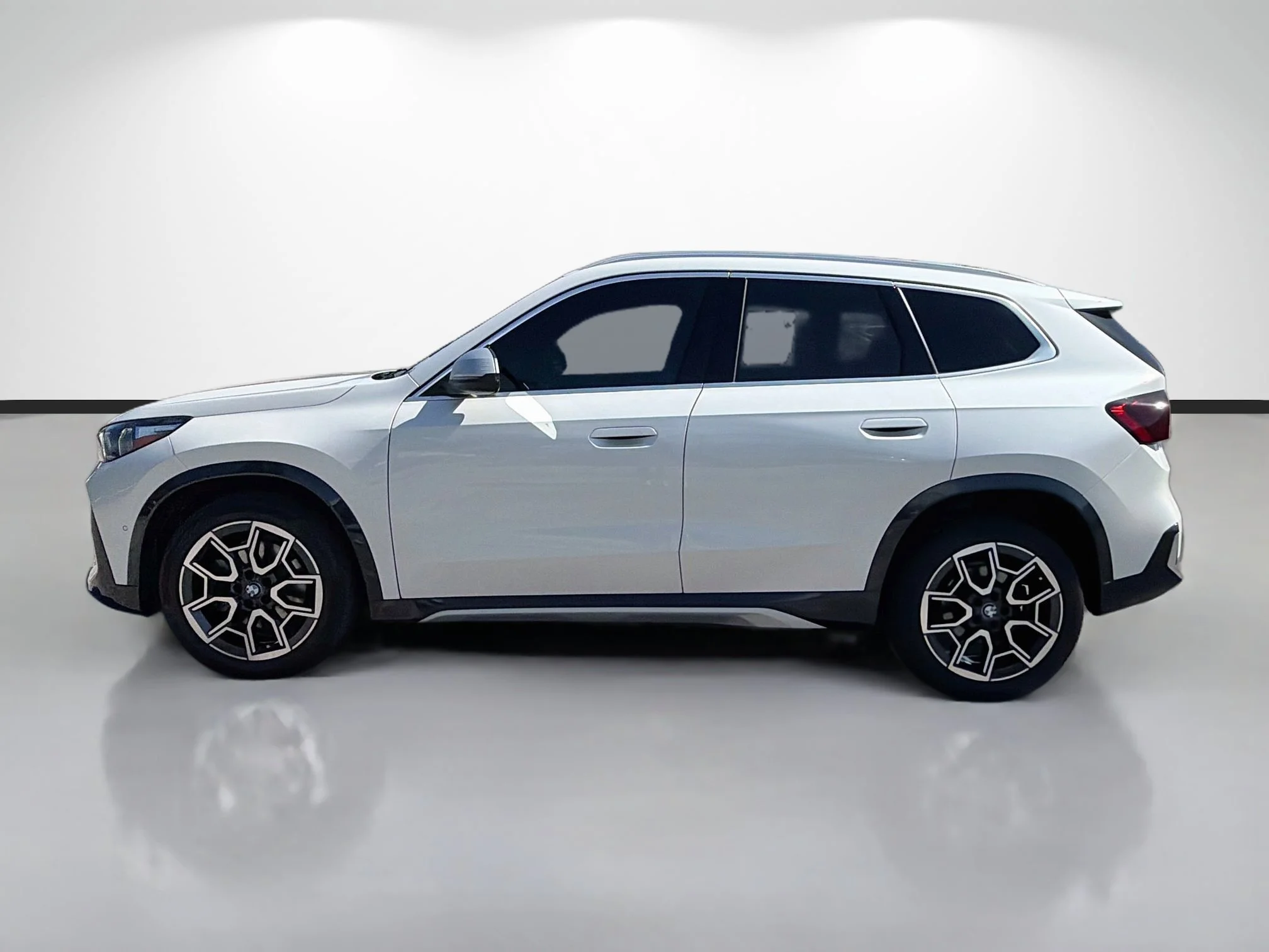 Used 2024 Mineral White Metallic BMW xDrive28i image 6
